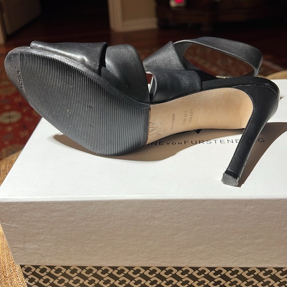 Black genuine leather size6,5  sandals.Excellent condition.Diane von Furstenberg - Picture 5 of 8